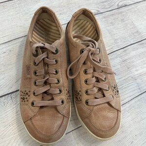 Taos dom blush leather studded sneaker